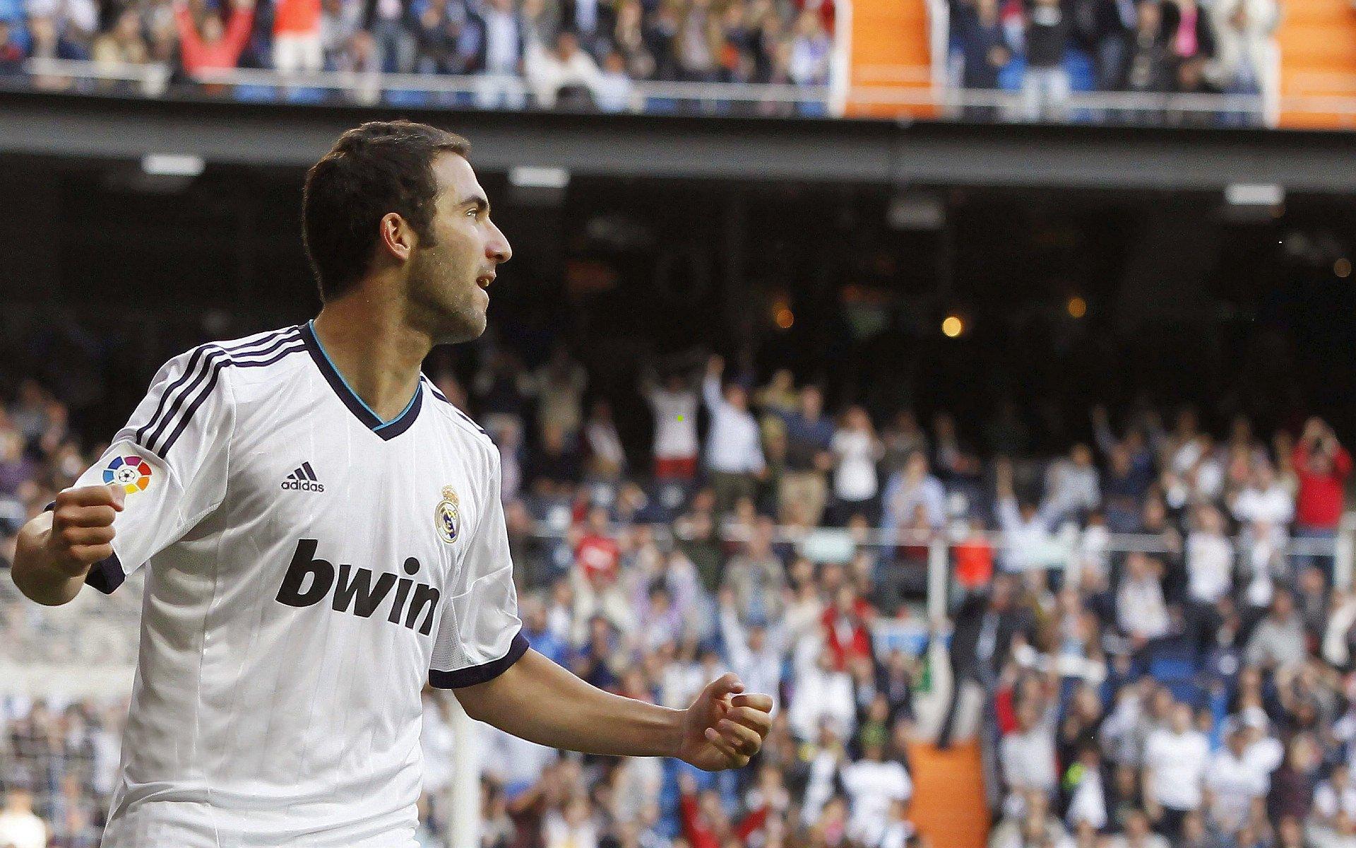 官宣，圣保利完成荷兰前锋卡尔斯签约，转会费400万欧元